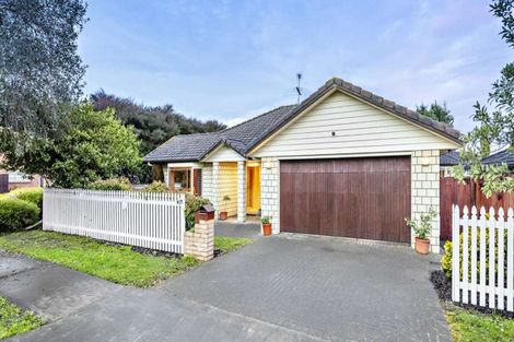 Photo of property in 2 Moravale Lane, Flat Bush, Auckland, 2016