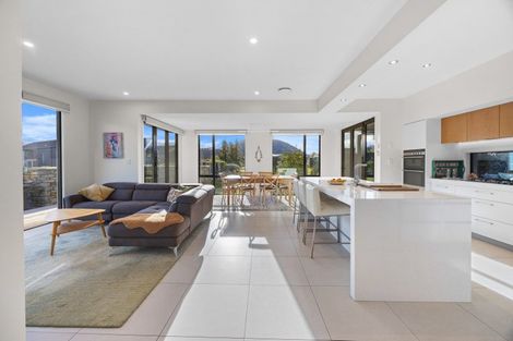 Photo of property in 5 Valley Crescent, Wanaka, 9305