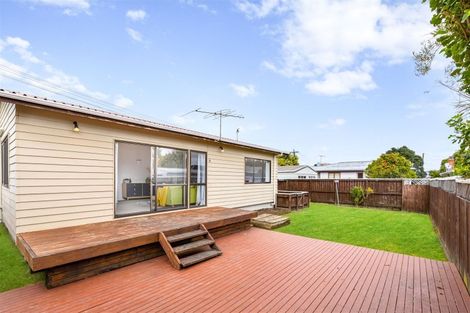Photo of property in 2a Rixon Place, Te Atatu Peninsula, Auckland, 0610