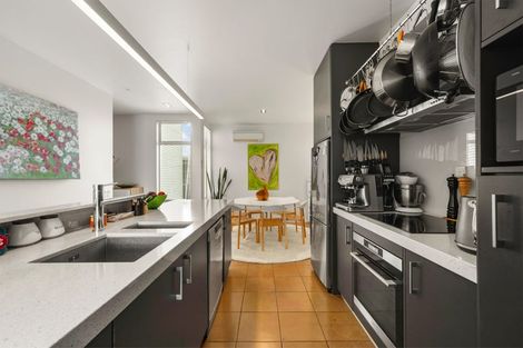 Photo of property in 10 Fallowfield Avenue, Mount Victoria, Wellington, 6011