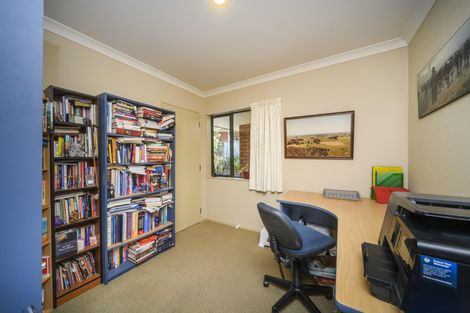 Photo of property in 53 Pacific Drive, Fitzherbert, Palmerston North, 4410