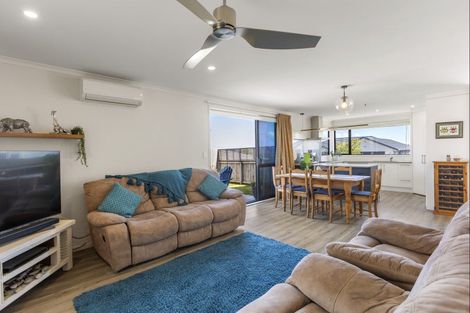 Photo of property in 6 Opouatu Avenue, Glenbrook, Waiuku, 2681