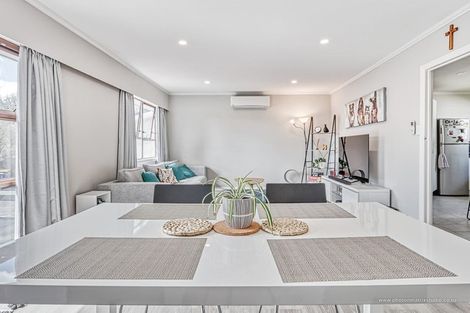 Photo of property in 2/33 Lowtherhurst Road, Massey, Auckland, 0614