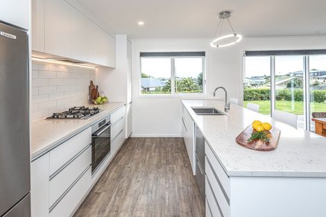 Photo of property in 33 Golf Vue Place, Castlecliff, Whanganui, 4501
