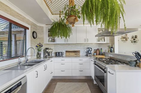 Photo of property in 128 Wairau Road, Oakura, 4314