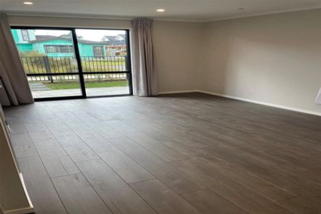 Photo of property in 3 Kumerahou Street, Kumeu, 0810