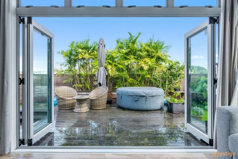 Photo of property in 11f Clearwater Cove, West Harbour, Auckland, 0618