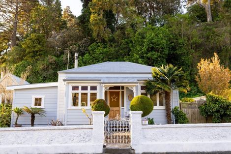 Photo of property in 8 Coote Road, Bluff Hill, Napier, 4110