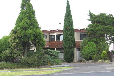 Photo of property in 1/102 East Coast Road, Forrest Hill, Auckland, 0620