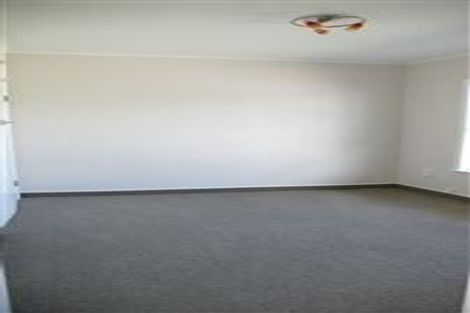 Photo of property in 1/1 Waratah Street, Birkenhead, Auckland, 0626