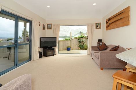 Photo of property in 19 Mandeville Place, Unsworth Heights, Auckland, 0632