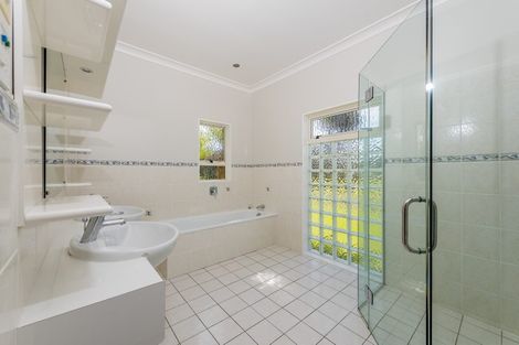 Photo of property in 154 Boord Crescent, Kumeu, 0891