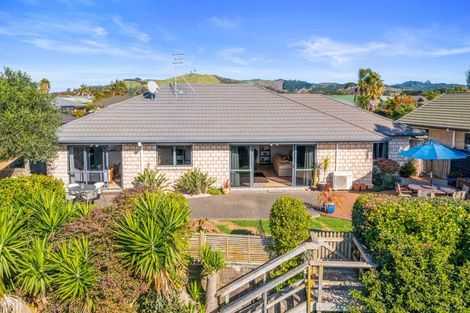 Photo of property in 27 Summerland Crescent, Papamoa Beach, Papamoa, 3118