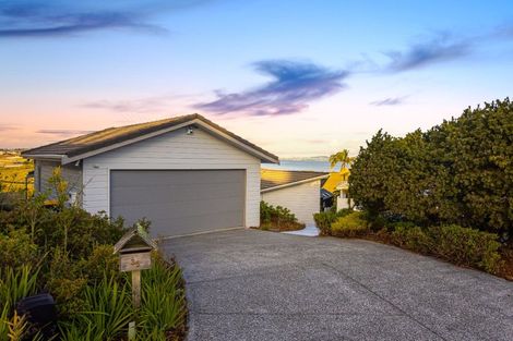 Photo of property in 35 Oakpark Place, West Harbour, Auckland, 0618