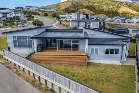 Photo of property in 2 Madeira Close, Whitby, Porirua, 5024