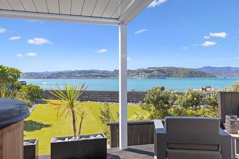 Photo of property in 277 Queens Drive, Lyall Bay, Wellington, 6022