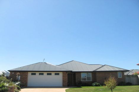 Photo of property in 26 Coolspring Way, Redwood, Christchurch, 8051