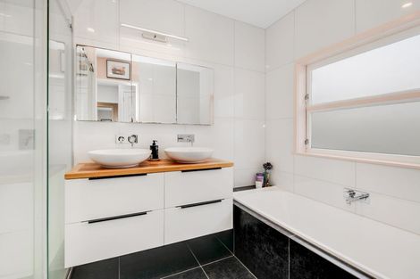 Photo of property in 16 St James Avenue, Helensville, 0800