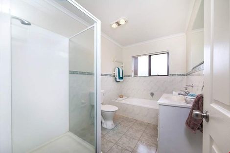 Photo of property in 28 Brookwood Drive, Henderson, Auckland, 0612