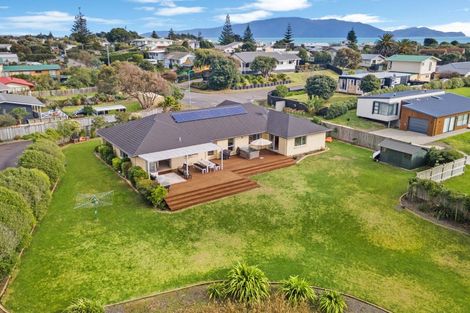 Photo of property in 32 Titoki Road, Waikanae Beach, Waikanae, 5036