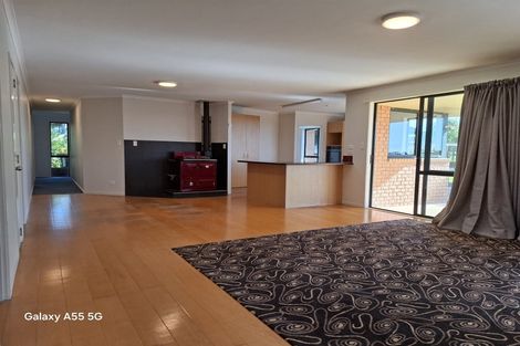 Photo of property in 469 Waitakere Road, Taupaki, Henderson, 0782