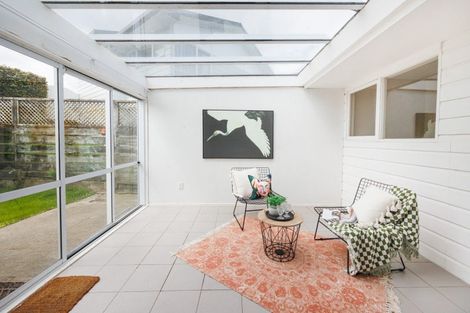 Photo of property in 17 Chilton Grove, Hokowhitu, Palmerston North, 4410