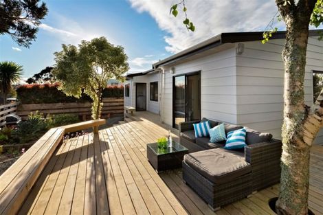 Photo of property in 2/23 Montgomery Avenue, Rothesay Bay, Auckland, 0630