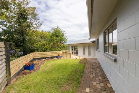 Photo of property in 9 Fairview Place, Westown, New Plymouth, 4310