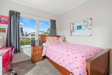 Photo of property in 2/83a Pupuke Road, Northcote, Auckland, 0627