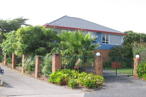 Photo of property in 13 Oystergrove Road, West Harbour, Auckland, 0618