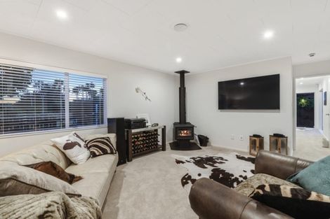 Photo of property in 102 Boord Crescent, Kumeu, 0891