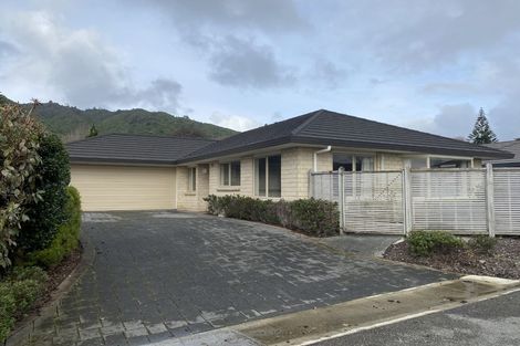 Photo of property in 11 Balmerino Grove, Waikanae, 5036