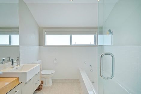 Photo of property in 4a Hyde Road, Rothesay Bay, Auckland, 0630