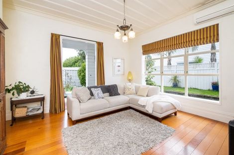 Photo of property in 14 Elizabeth Road, Bluff Hill, Napier, 4110