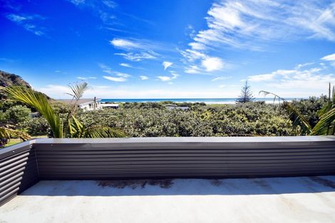 Photo of property in 113 Marine Parade North, Piha, 0772