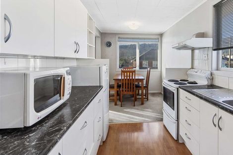 Photo of property in 5 Bird Grove, Stokes Valley, Lower Hutt, 5019