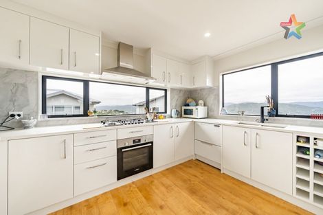 Photo of property in 6 Poto Road, Normandale, Lower Hutt, 5010