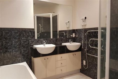 Photo of property in 2h/175 Hurstmere Road, Takapuna, Auckland, 0622