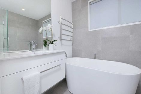 Photo of property in 72 Aikmans Road, Merivale, Christchurch, 8014