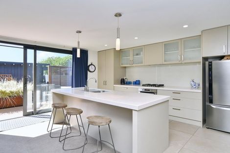 Photo of property in 102 Hills Road, Edgeware, Christchurch, 8013