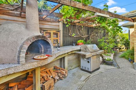 Photo of property in 2/11 The Rosebowl, Sunnyhills, Auckland, 2010