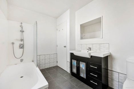 Photo of property in Emery Gardens, 4/4 Ambrico Place, New Lynn, Auckland, 0600