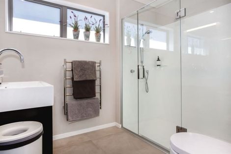 Photo of property in 129 Woodman Drive, Tawa, Wellington, 5028