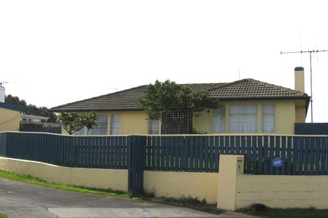 Photo of property in 6 Kuaka Place, Castlecliff, Whanganui, 4501