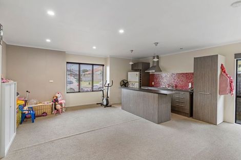 Photo of property in 62 Thornbury Crescent, East Tamaki Heights, Auckland, 2016