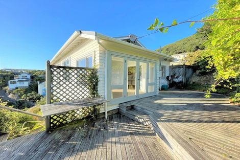 Photo of property in 24 Hungerford Road, Lyall Bay, Wellington, 6022