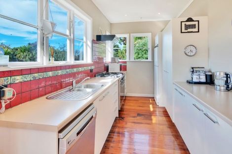 Photo of property in 2 Slater Road, South Head, Helensville, 0874