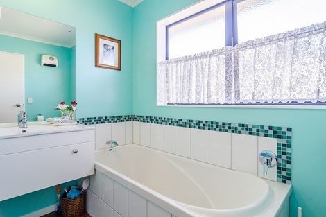 Photo of property in 8 Georgia Grove, Paraparaumu, 5032