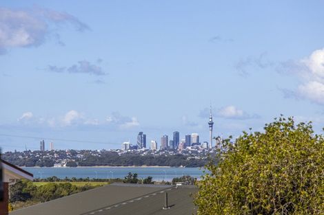 Photo of property in 17 Lyndhurst Road, Te Atatu South, Auckland, 0610