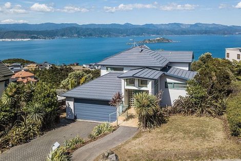 Photo of property in 44 Dress Circle, Newlands, Wellington, 6037